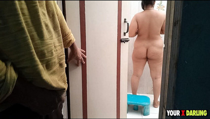 नहा रही थी स्टेपाउंटी, बाथरूम में घुसा लड़का और धक्का दे दिया स्टेपाउंटी 'योर डार्लिंग'