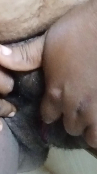 वीडियो में भारतीय महिला सीढ़ी