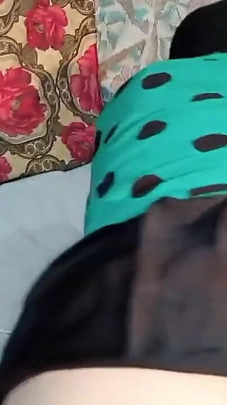 भारतीय नौकरानी नेतु सफाई करते समय अपने बीएफ के साथ सेक्स टॉक करती है