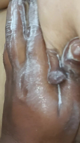 पाइप शावर 23 वर्षीय लड़की कट्टर स्नान करना चाहती है