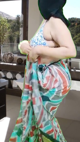 हिजाब में वेबकैम पर हॉट अरब पत्नी अपनी बिल्ली के साथ खेल रही है