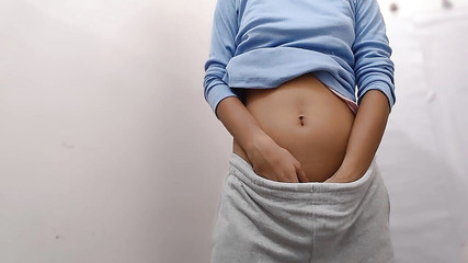 मैंने अपनी स्कूल की लड़की को हस्तमैथुन करते हुए पकड़ लिया