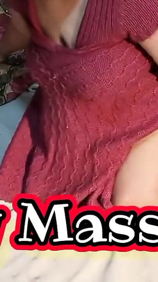 नेतु अपने शरीर की मालिश कर रही है
