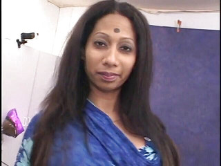 बड़े स्तन वाली भारतीय लड़की सोफे पर कठोर लंड की सवारी करती है