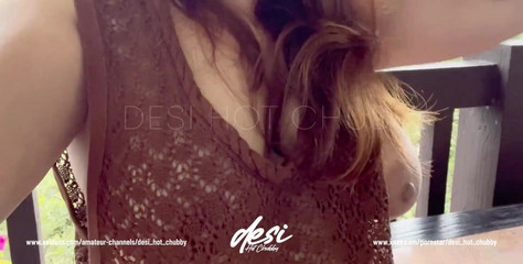 बड़े स्तन वाली देसी भारतीय गोल-मटोल लड़की अपने स्तनों से कपड़े उतारती और छेड़ती है