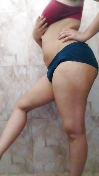 कॉलेज के बाथरूम में नहाती हुई हॉट लड़की