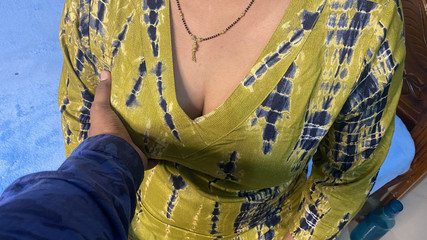 भारतीय भाभी की बड़ी गांड कामुक गोल मटोल कुत्ते शैली में जोरदार चुदाई