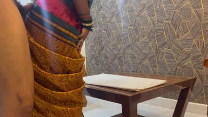 देसी इंडियन साड़ी को उसके बेशर्म छोटे सौतेले भाई ने चोदा