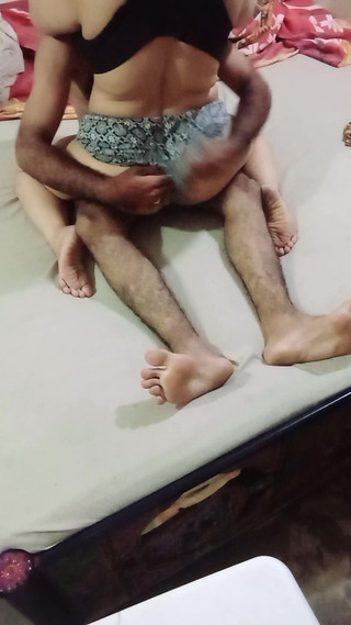 बस्ती से चुदवाने में बहुत मजा आया, सबसे पहले मैंने उसे अंदर ही गले लगाया।