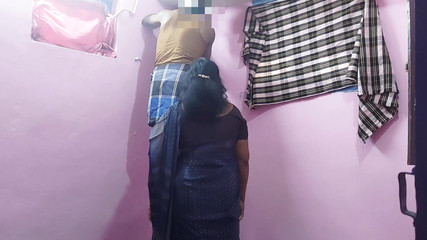 एक खूबसूरत तमिल सौतेली चाची ने एक युवा के साथ गर्म सेक्स किया