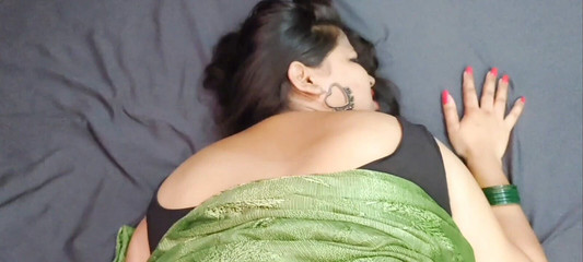 खड़ा लंड देखकर सौतेली औरत की चूत से पानी निकलने लगा और वासना में डूबकर चाटने लगी