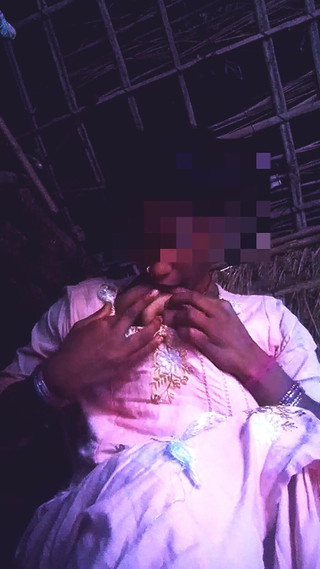 देसी मल्लू स्टेपाउंटी पिंक फ्रॉक में चूची मसाला रही है