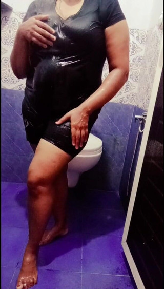 भारतीय बड़े स्तन वाली सौतेली बहन आर्या बाथरूम में