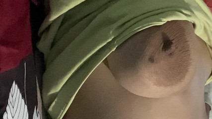 मेरी सौतेली बहन नग्न स्तन