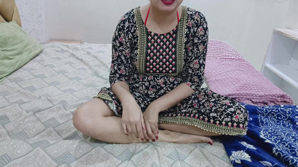 मेरी छोटी सौतेली बहन कमरे में अकेली थी, मैंने भी उसके कमरे में जाकर रात को उसकी चूत चोदी