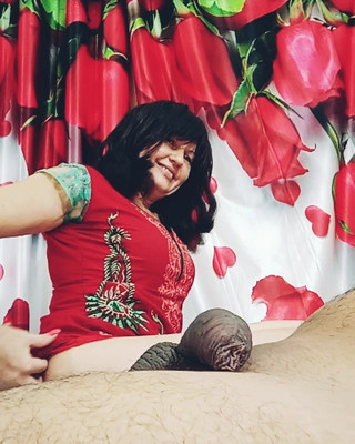 कौगर एमआईएलए, जबकि वह चाटती है