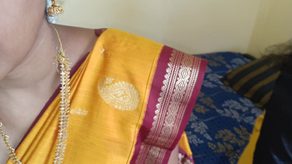 दो विवाहित महिलाएं पड़ोसी बैचलर पुरुषों के साथ बिस्तर साझा करती थीं