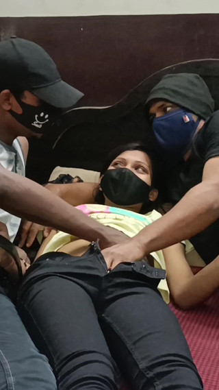 दो सौतेले भाई xxx गर्म सौतेली बहन को एक साथ चोदते हैं - देसी भारतीय त्रिगुट