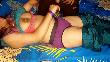 जब उसका पति काम पर जाता है तो स्टेपाउंटी की चुदाई होती है - गांव की स्टेपाउंटी की चुदाई