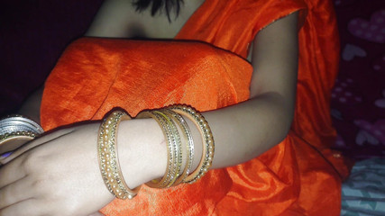 भाभी अकेली अपनी चूत में उंगली कर रही थी, तभी देवर आ गया