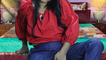 नवविवाहित भाभी लाल शीर्ष बाईं ओर वाइब्रेटर के साथ