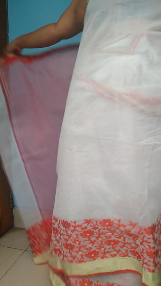 सौतेले ससुर के सामने पत्नी गर्म हो जाती है और अपनी साड़ी उतार देती है - भारतीय सेक्स