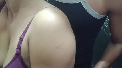 हॉट इंडियन भाभी अपने बॉयफ्रेंड के साथ बाथरूम में चुदाई कर रही है