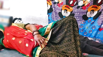 घर पर अकेली हूँ और अपने कमरे में चुदाई करने और कठोर लंड की सवारी करने आ रही हूँ