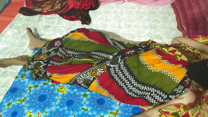 मैंने अपनी सौतेली बहन के दूध को पकड़ा और जोर से दबाया उसके बाद मैंने उसे गले लगाया और उसकी चुदाई की