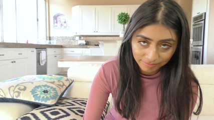 वायलेट ने अपने परिवीक्षा अधिकारी को अपने विशाल स्तनों के साथ खेलने दिया और वैसे भी उसकी बिल्ली को हल करने दिया!