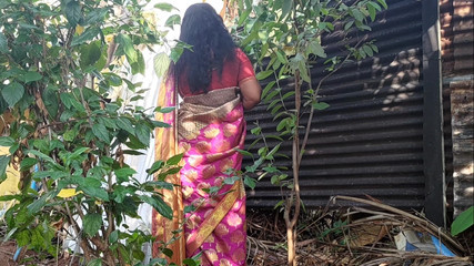 स्टेपाउंटी बगीचे में कुछ ढूंढ रही थी और मैंने उसके साथ सेक्स किया