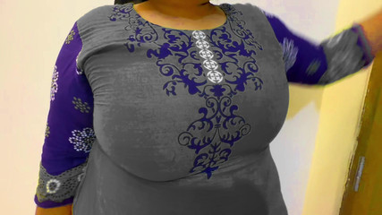 देसी सेक्सी बड़ी गांड और बड़े स्तन वाली सास कमरे की सफाई करते समय, दामाद गर्म हो जाता है और फिर उसे चोदता है