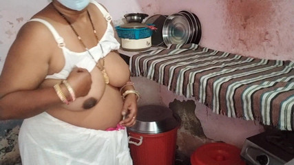 छोटी सौतेली बहन ने अपने बड़े सौतेले भाई को पहली रात को चोदना सिखाया