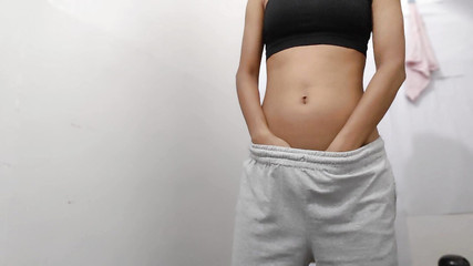 गाँव की लड़की अपने आप से झाँक कर देखती है, वह बड़ा लंड चाहती है