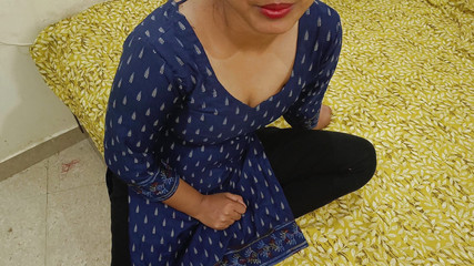 नवविवाहित गृहिणी अपने पति को धोखा दे रही थी और सौतेले भाई से चुदाई करवा रही थी