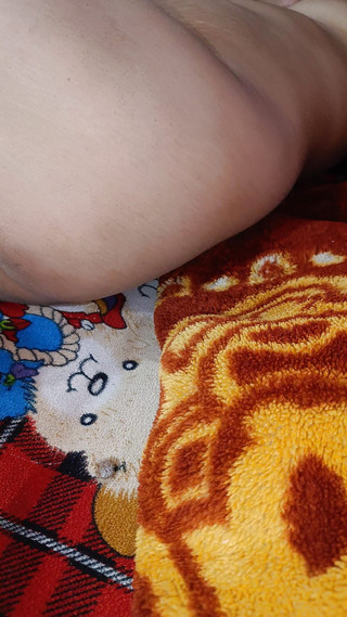 देसी नौकरानी ने दिखाये स्तन, फिर देखिये क्या हुआ। बड़ी बिल्ली की उँगलियाँ क्रॉस की हुई