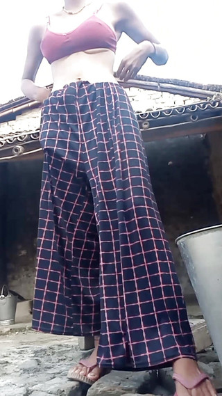 भारतीय लड़की आउटडोर स्नान का समय