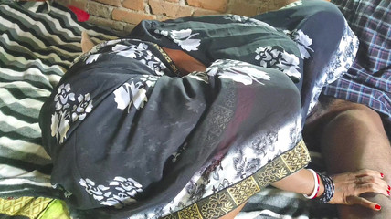 देसी डरती है, लेकिन वह जानती है कि वह सुरक्षित और आरामदायक है।