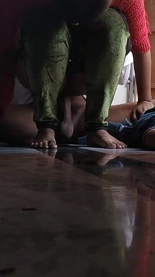 जब कक्षा में कोई नहीं होता तो भारतीय असली प्रेमिका अपने असली प्रेमी के साथ लंड चूसती है