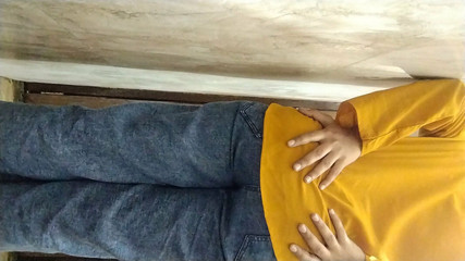 हॉट भाभी गुदा में उंगलियां ले रही हैं