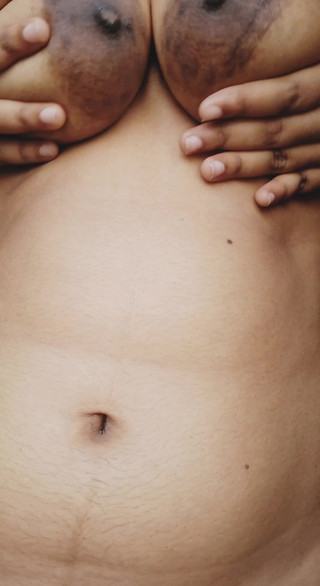 घर के मालिक द्वारा नौकरानी के स्तन दबाना