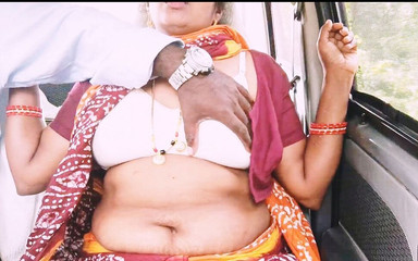 देसी सौतेली माँ और सौतेला बेटा लॉन्ग ड्राइव के लिए कार में सेक्स करते हैं। तेलुगु गंदी बातें.