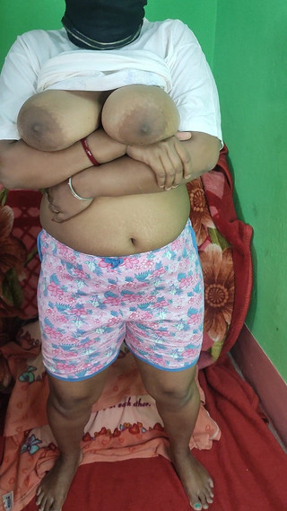 बीबीडब्ल्यू भारतीय गृहिणी अपने स्तन उछाल रही है और क्लोज़अप में गांड का छेद दिखा रही है