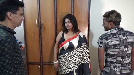 एक देसी पत्नी ने अपने परिपक्व पति और एक लड़के के साथ त्रिगुट बनाया