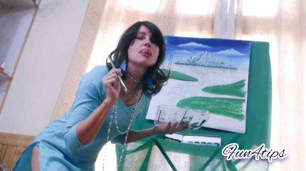 सेक्सी पत्नी अपने शरीर को चमकाती हुई।