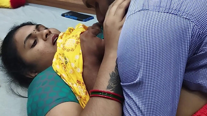 मल्लू कपल्स द्वारा हाफ साड़ी नाभि चाटना और चूत चाटना रोमांस