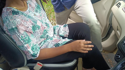 ऑफिस मैनेजर कार के अंदर शादीशुदा सहकर्मी के साथ हॉट रोमांस का आनंद ले रहा है भाग 4