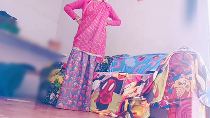 घर में अकेली देसी नौकरानी ने बर्तन धोने के बहाने अपने बॉस के साथ सेक्स किया