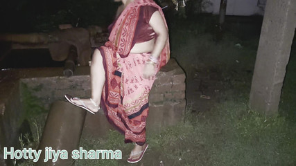 गुरुवार को बहू रानी बारिश में टब पर नहा रही थी। पीछे से बूढ़े ससुर ने बहू रानी को छोड़ दिया