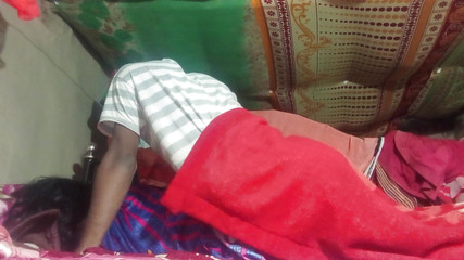 हिंदी में भारतीय देसी भाभी सेक्स फिल्में - मेरी पत्नी घर पर नहीं थी इसलिए मैंने आज अपनी पड़ोसी लड़की को मेरे घर पर आकर खूब चोदा।